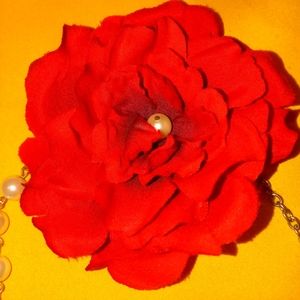 Costume cheapie pearl flower necklace